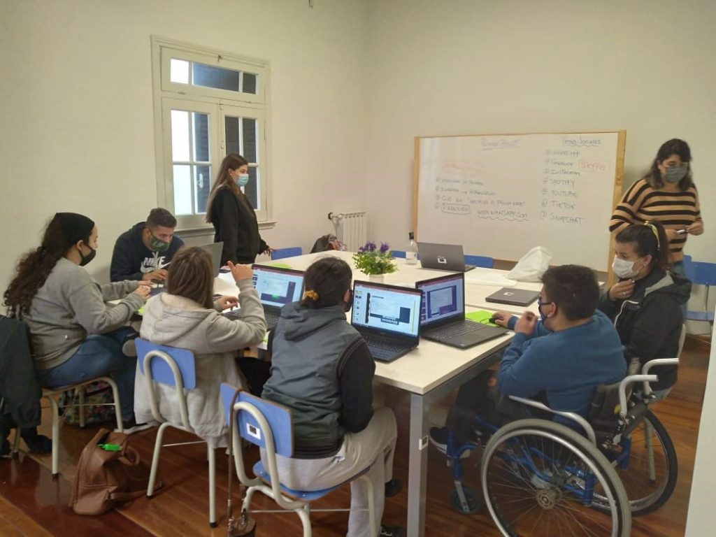 Jóvenes participantes de Trama y sus monitores en una jornada del taller de Alfabetización digital.