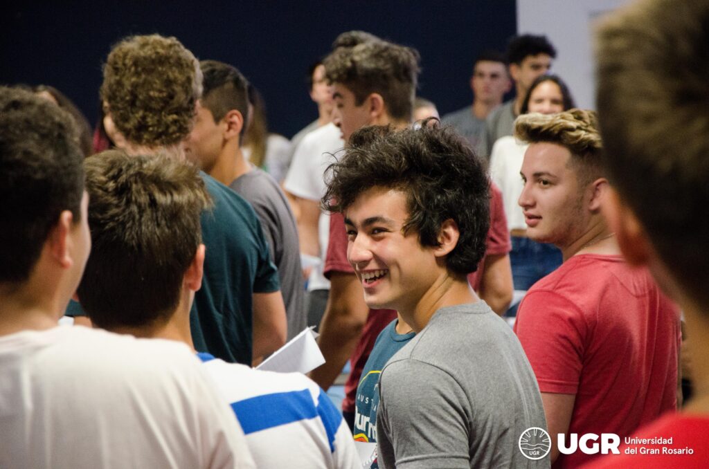 Jóvenes sonriendo en grupo.