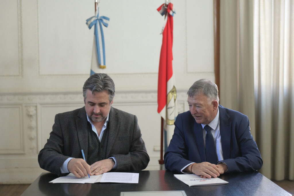 Ministro de Justicia y Seguridad de la Provincia, Pablo Cococcioni y el Rector de la UGR, Ing. Javier Macchi,
